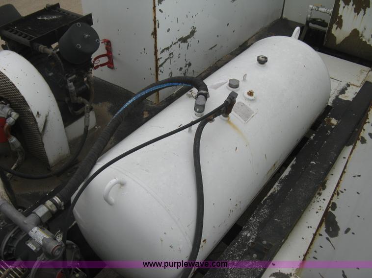 image for item J2976 2001 Peterbilt 330 service truck