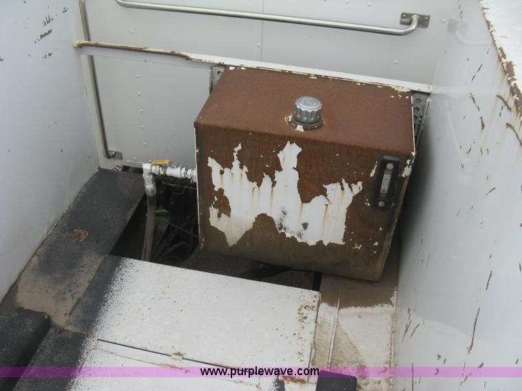 image for item J2976 2001 Peterbilt 330 service truck