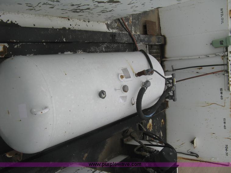 image for item J2976 2001 Peterbilt 330 service truck