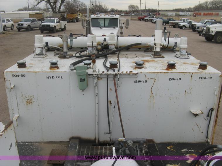 image for item J2976 2001 Peterbilt 330 service truck