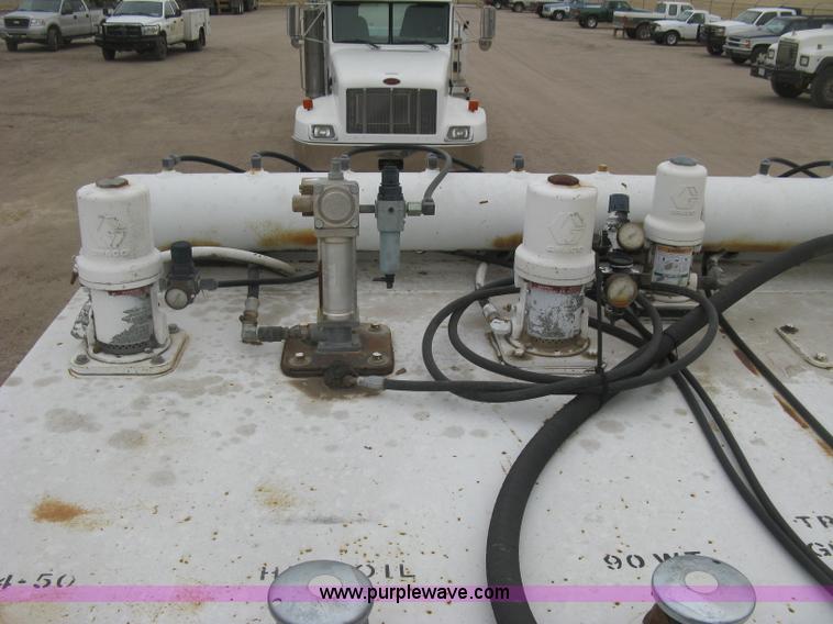 image for item J2976 2001 Peterbilt 330 service truck