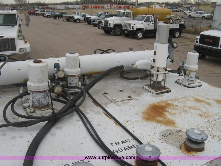 image for item J2976 2001 Peterbilt 330 service truck