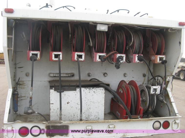 image for item J2976 2001 Peterbilt 330 service truck