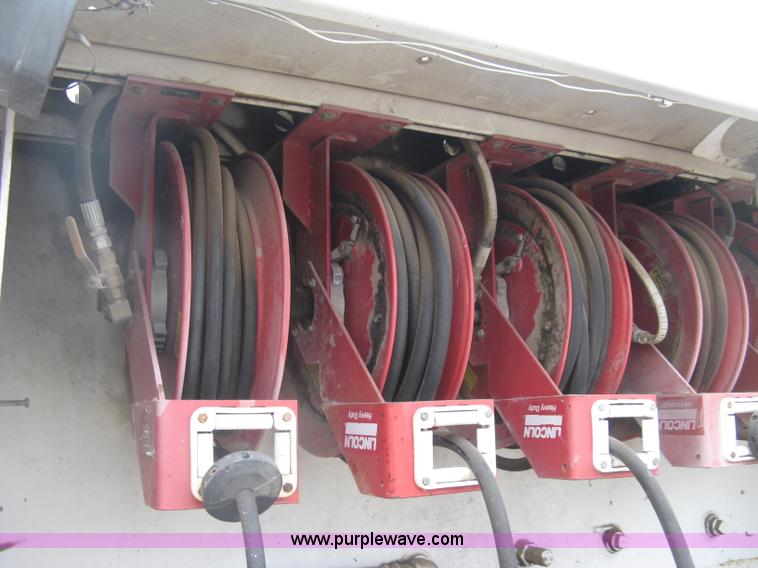 image for item J2976 2001 Peterbilt 330 service truck