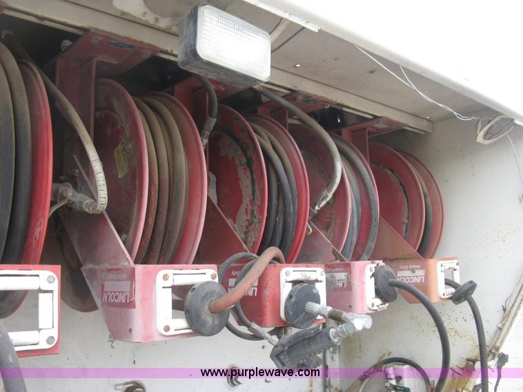 image for item J2976 2001 Peterbilt 330 service truck