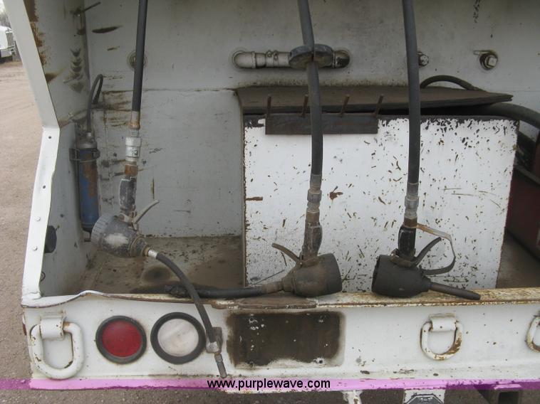 image for item J2976 2001 Peterbilt 330 service truck