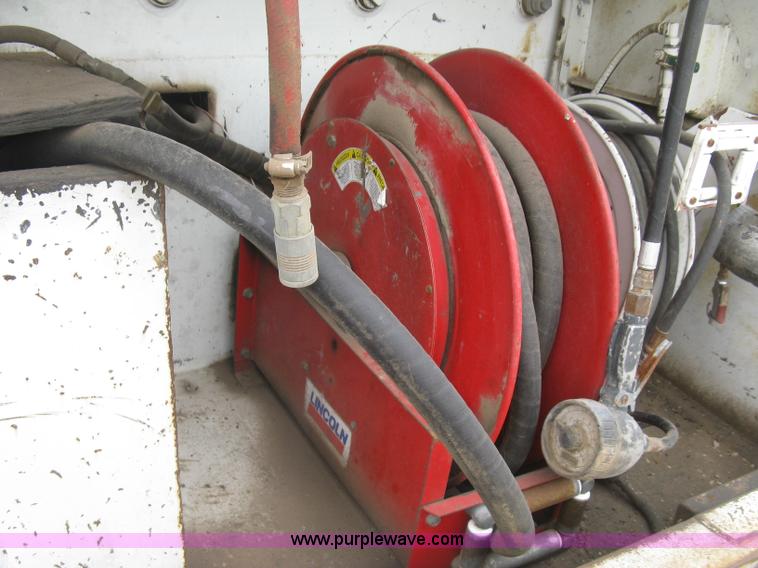 image for item J2976 2001 Peterbilt 330 service truck