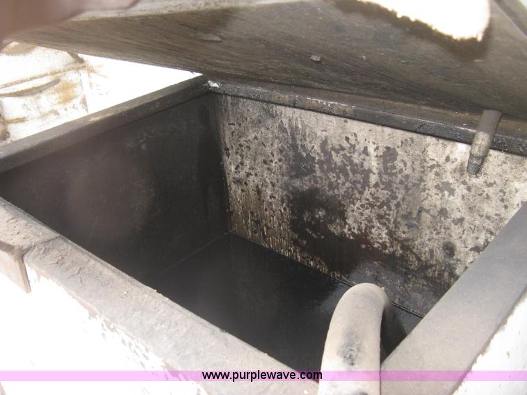 image for item J2976 2001 Peterbilt 330 service truck