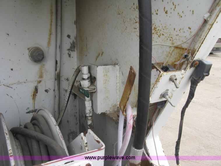 image for item J2976 2001 Peterbilt 330 service truck