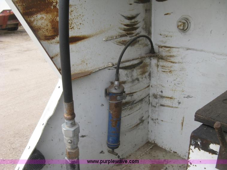 image for item J2976 2001 Peterbilt 330 service truck