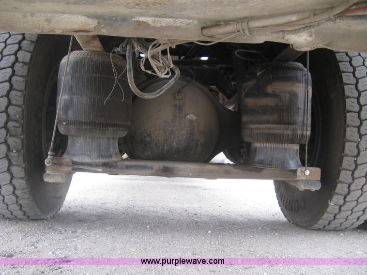 image for item J2976 2001 Peterbilt 330 service truck