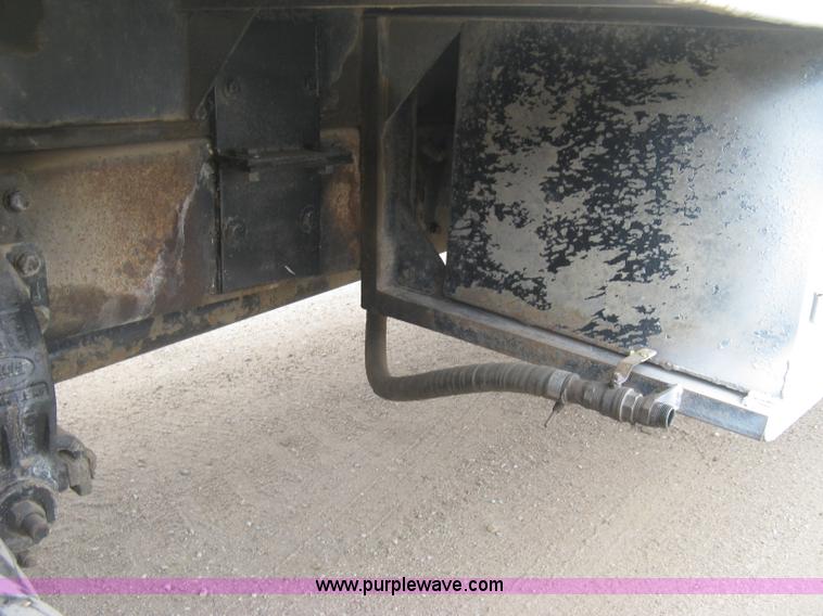 image for item J2976 2001 Peterbilt 330 service truck