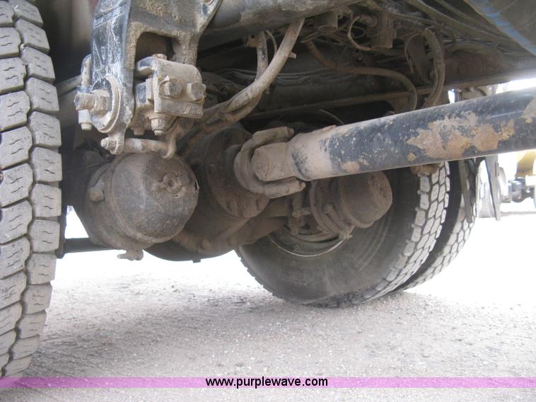 image for item J2976 2001 Peterbilt 330 service truck