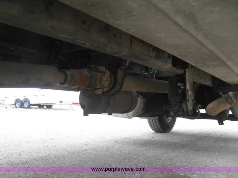 image for item J2976 2001 Peterbilt 330 service truck