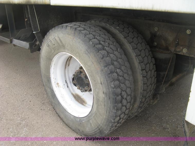 image for item J2976 2001 Peterbilt 330 service truck