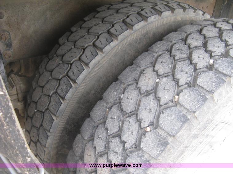 image for item J2976 2001 Peterbilt 330 service truck