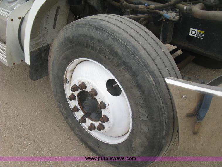 image for item J2976 2001 Peterbilt 330 service truck