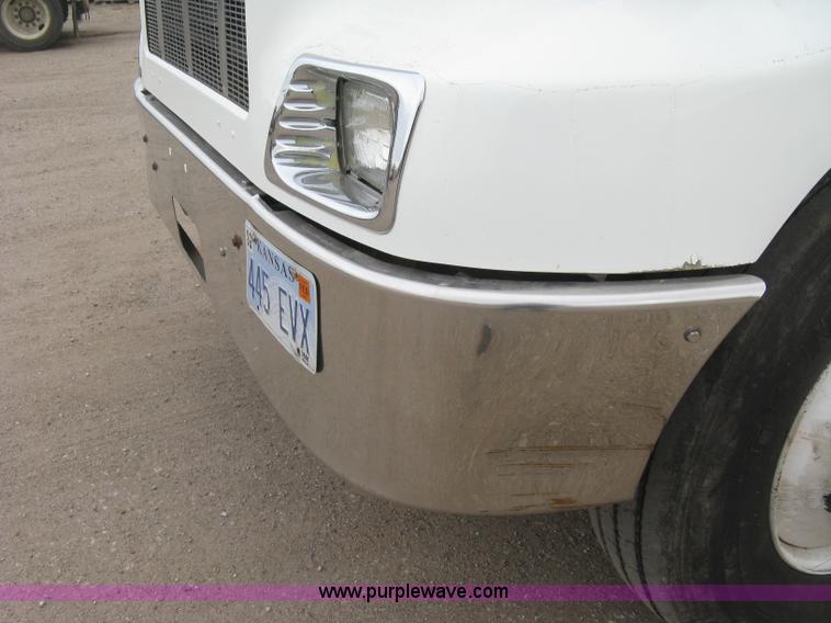 image for item J2976 2001 Peterbilt 330 service truck