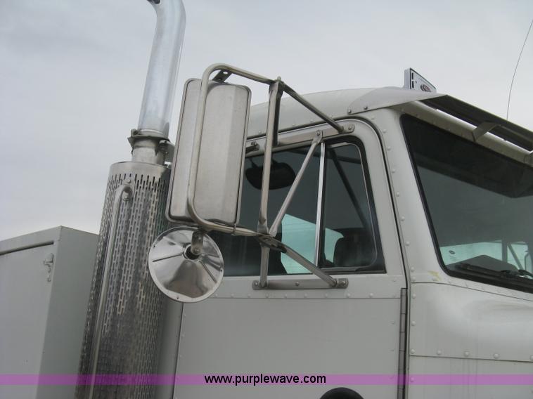 image for item J2976 2001 Peterbilt 330 service truck