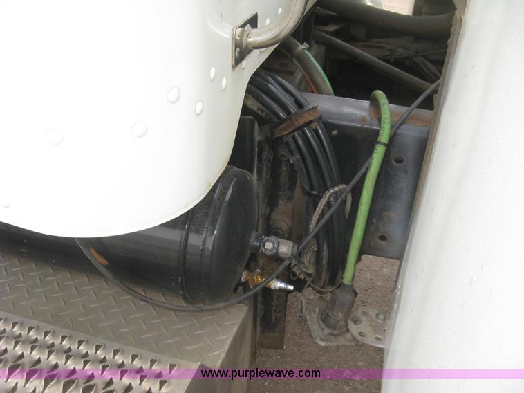 image for item J2976 2001 Peterbilt 330 service truck