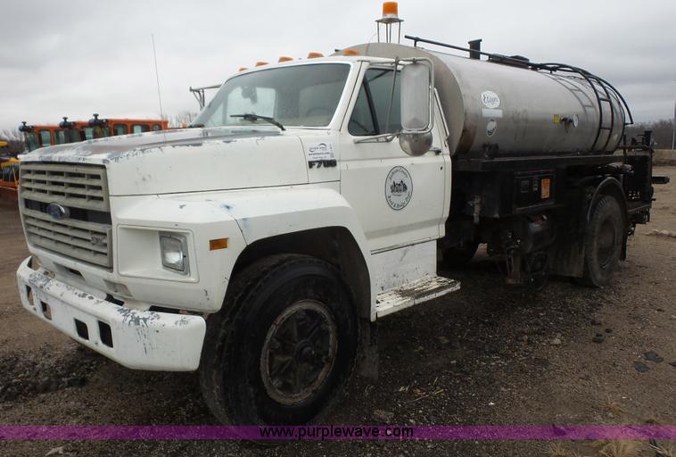 image for item J4611 1989 Ford F700 oil distributor truck