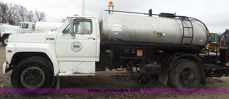 image for item J4611 1989 Ford F700 oil distributor truck