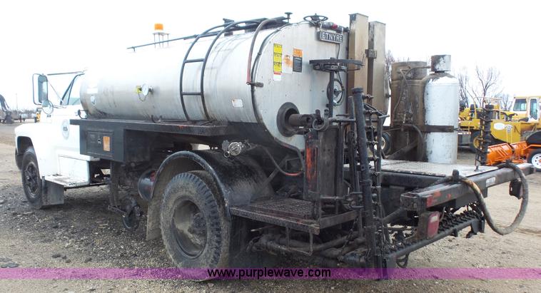 image for item J4611 1989 Ford F700 oil distributor truck