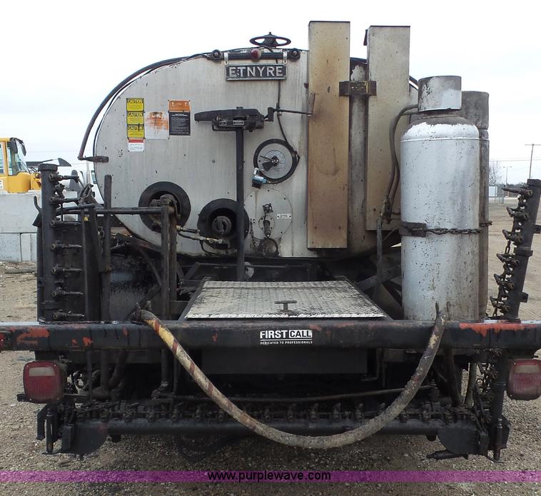 image for item J4611 1989 Ford F700 oil distributor truck