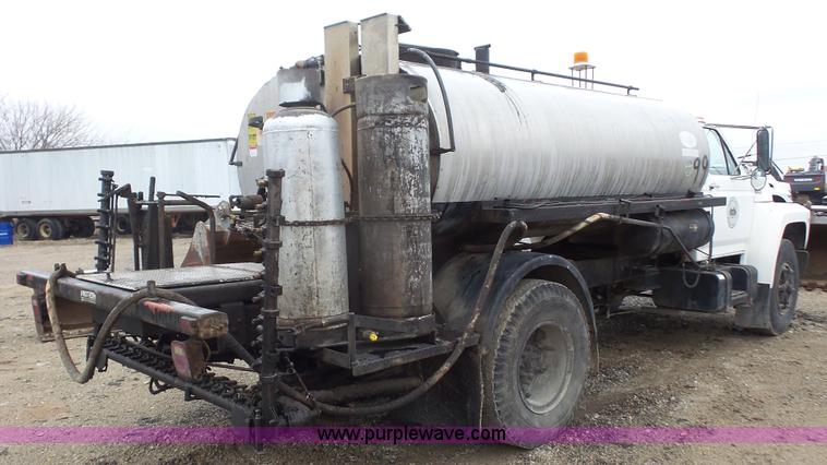 image for item J4611 1989 Ford F700 oil distributor truck