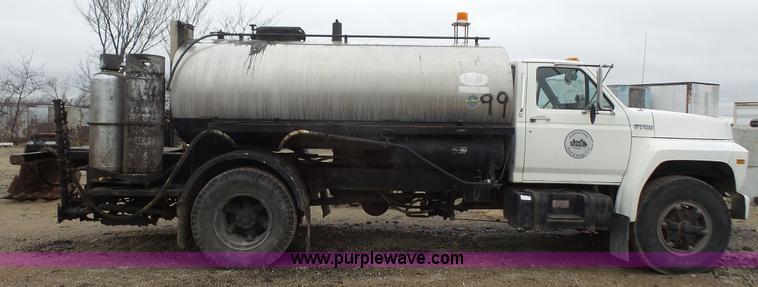 image for item J4611 1989 Ford F700 oil distributor truck