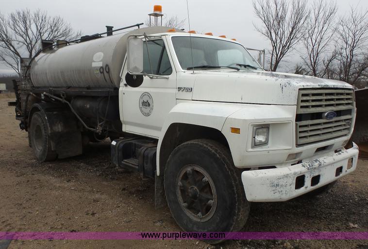image for item J4611 1989 Ford F700 oil distributor truck
