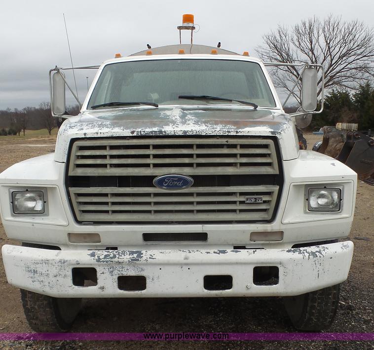 image for item J4611 1989 Ford F700 oil distributor truck