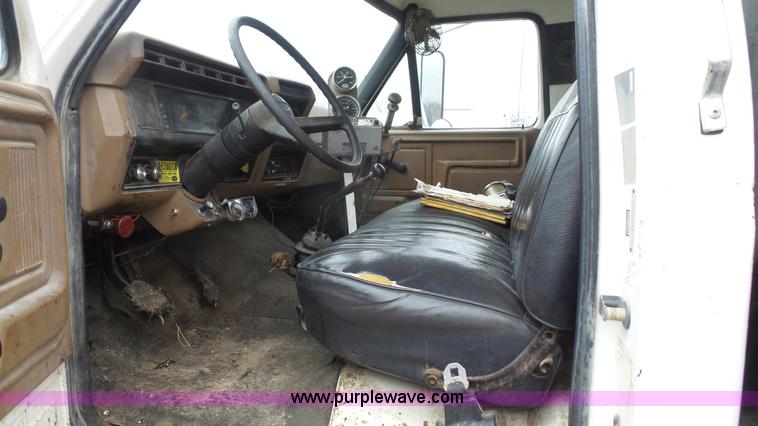 image for item J4611 1989 Ford F700 oil distributor truck