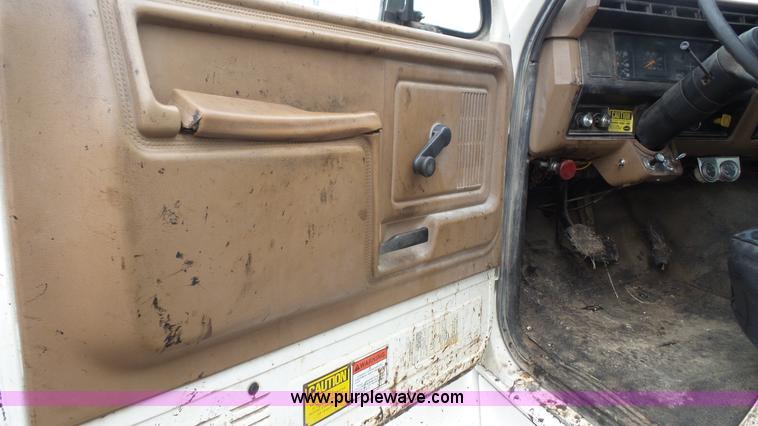 image for item J4611 1989 Ford F700 oil distributor truck