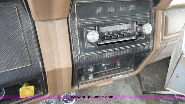 image for item J4611 1989 Ford F700 oil distributor truck