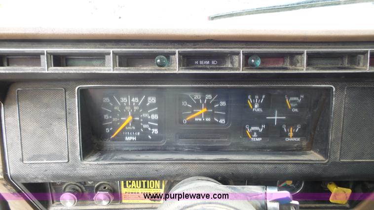 image for item J4611 1989 Ford F700 oil distributor truck