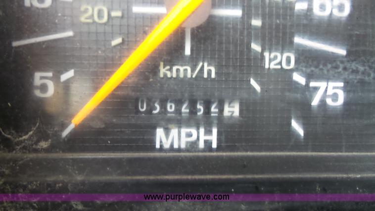 image for item J4611 1989 Ford F700 oil distributor truck