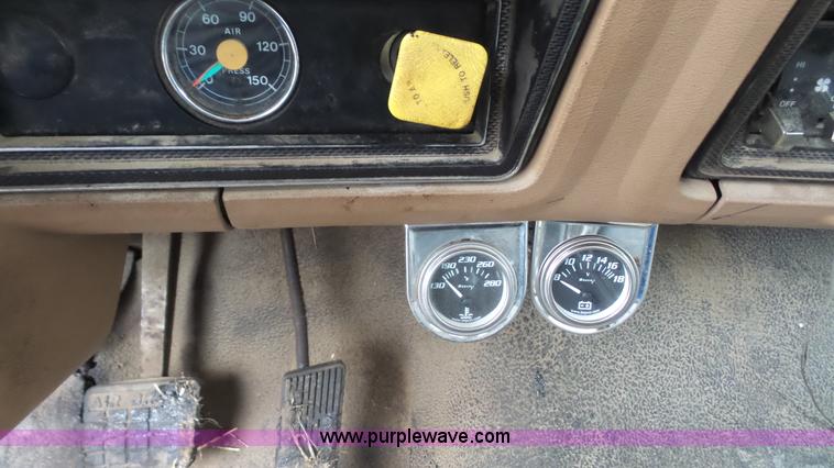 image for item J4611 1989 Ford F700 oil distributor truck