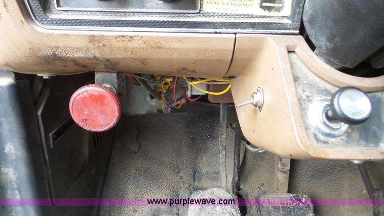 image for item J4611 1989 Ford F700 oil distributor truck