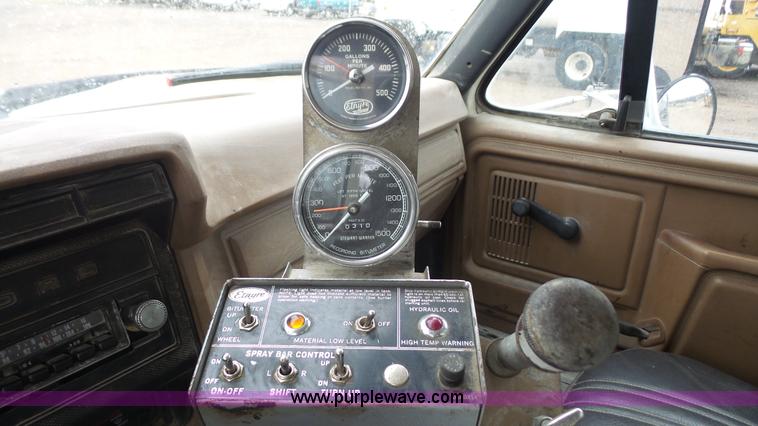 image for item J4611 1989 Ford F700 oil distributor truck