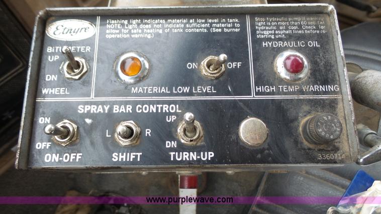 image for item J4611 1989 Ford F700 oil distributor truck