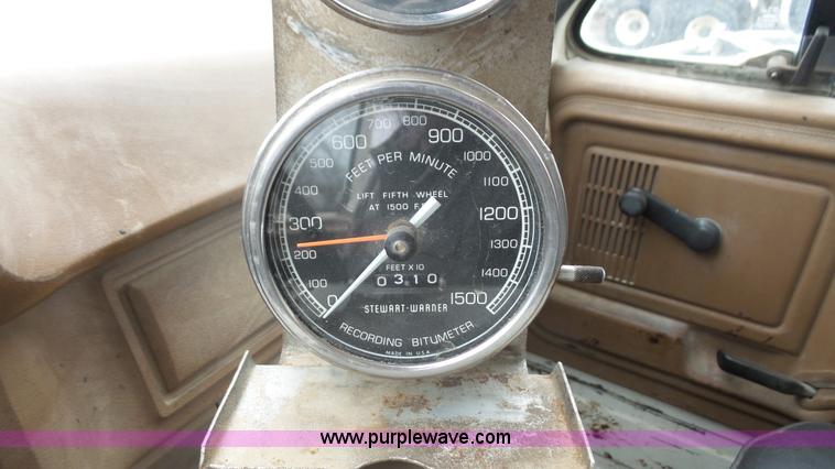 image for item J4611 1989 Ford F700 oil distributor truck