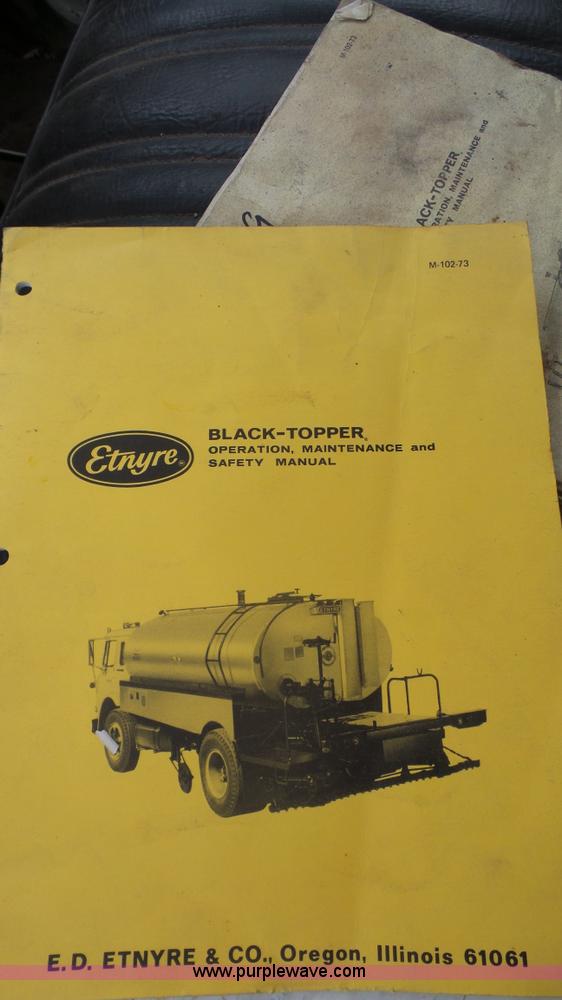 image for item J4611 1989 Ford F700 oil distributor truck