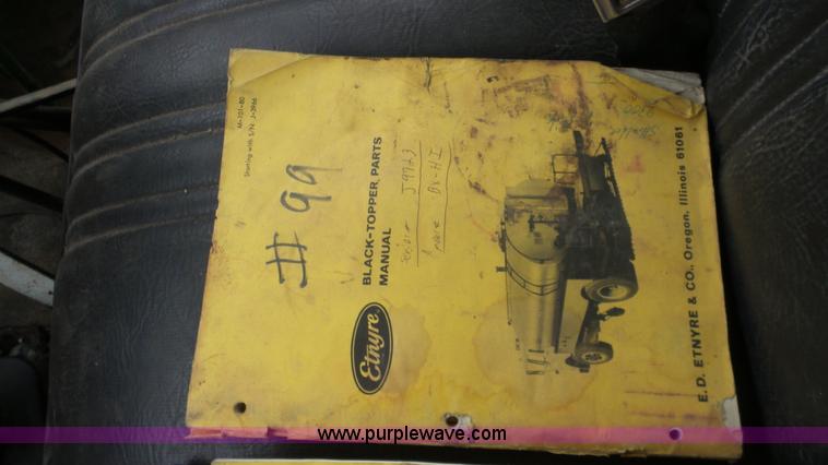 image for item J4611 1989 Ford F700 oil distributor truck