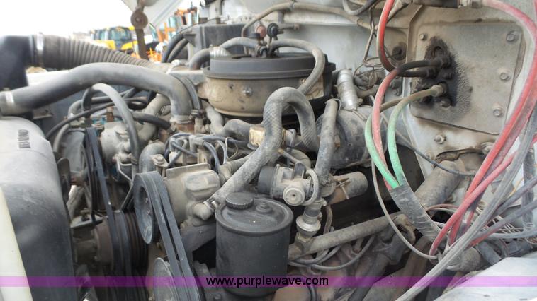 image for item J4611 1989 Ford F700 oil distributor truck