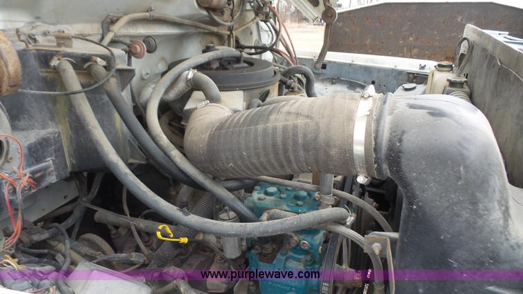 image for item J4611 1989 Ford F700 oil distributor truck