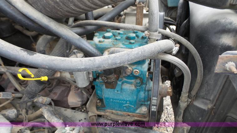 image for item J4611 1989 Ford F700 oil distributor truck