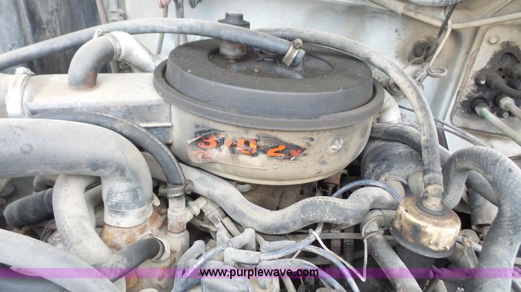 image for item J4611 1989 Ford F700 oil distributor truck