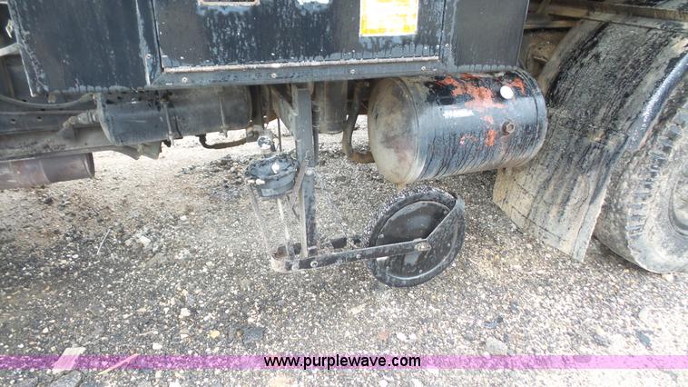 image for item J4611 1989 Ford F700 oil distributor truck