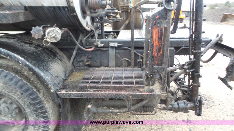 image for item J4611 1989 Ford F700 oil distributor truck